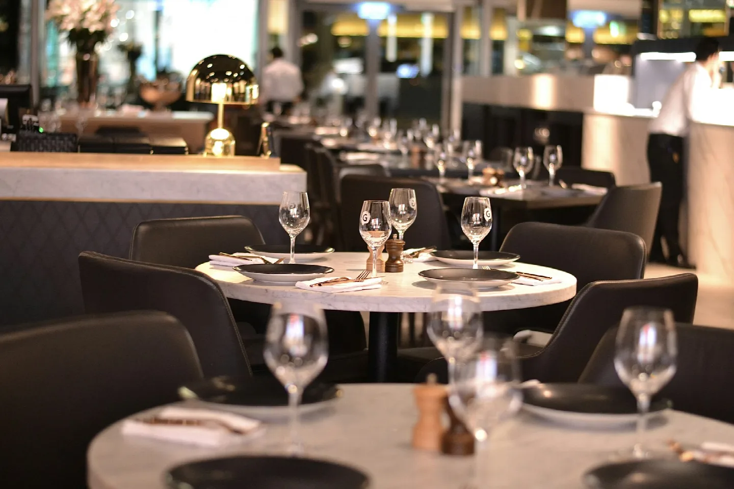 La salle, tables et vue sur la ville