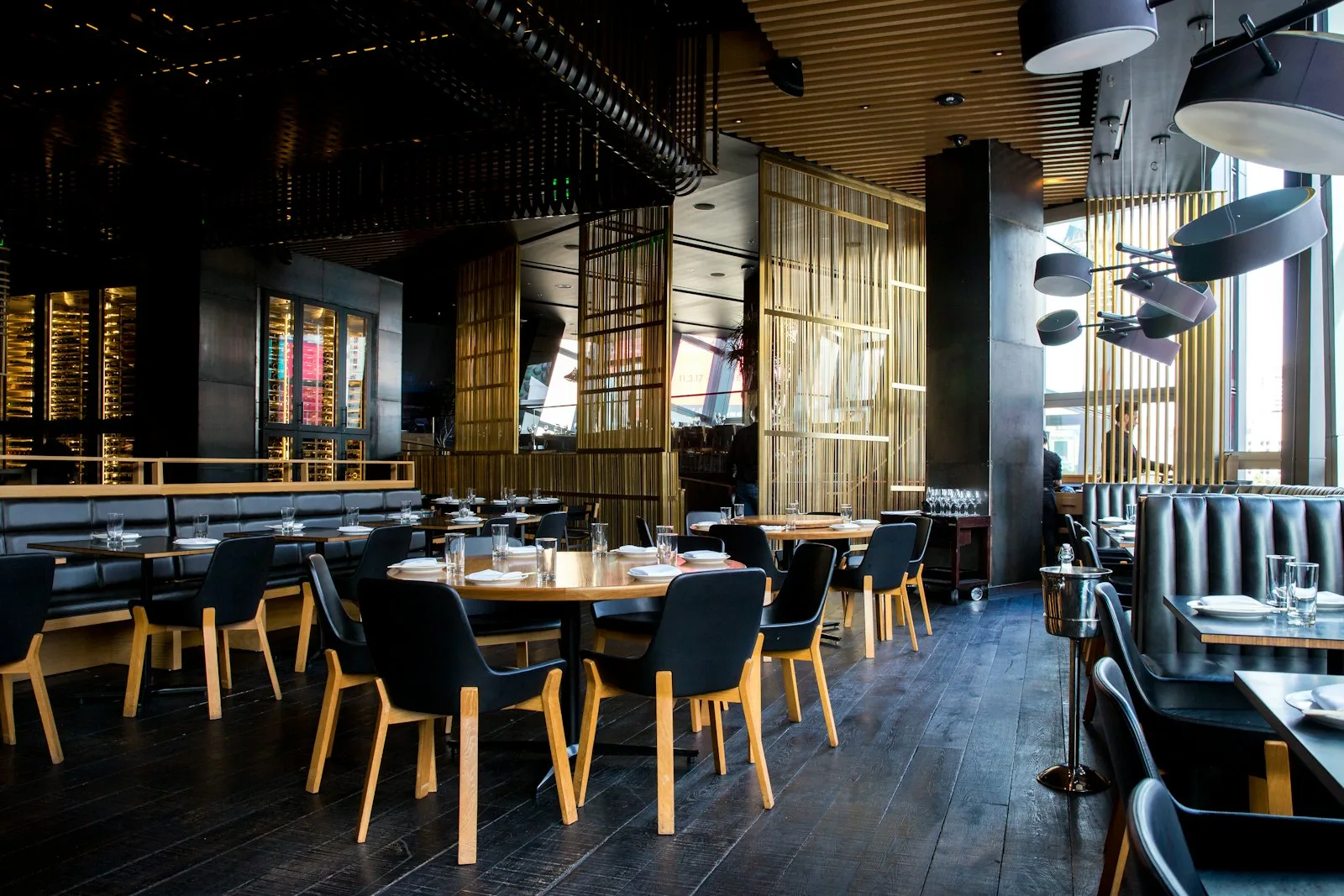 Salle du restaurant Chez Demo, tables en bois et lumière naturelle